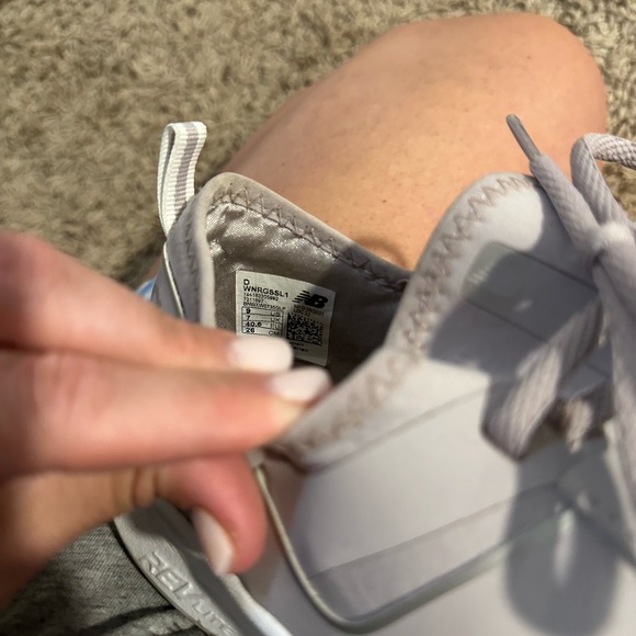 New Balance Gray Sneakers with Streamlined Design and Comfort - Picture 2 of 2